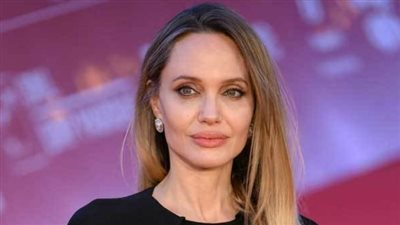 أنجلينا جولي تحوّل تجربتها مع سرطان الثدي إلى رسالة أمل ووعي