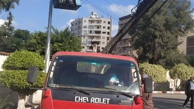 حملات موسعة لرفع كفاءة وصيانة أعمدة وكشافات الإنارة بدمنهور