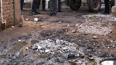 محافظ الدقهلية يتفقد بعض شوارع قرية دنجواي بشأن شكوى صرف صحي