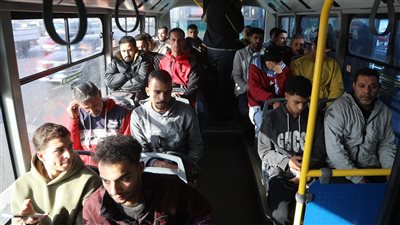 بالصور.. إقبال كبير من المواطنين على استخدام الأتوبيس الترددي السريع BRT