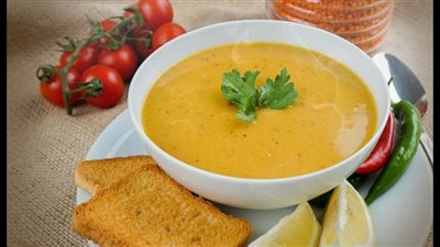 حضري شوربة العدس الأحمر بالكركم والزنجبيل لشتاء دافئ