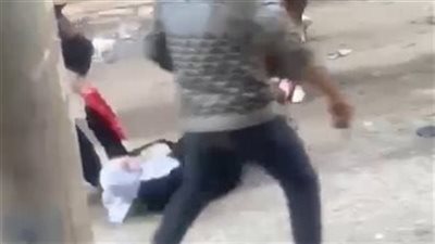 شاب يعتدي على مسنة بالضرب بعكازها.. تفاصيل