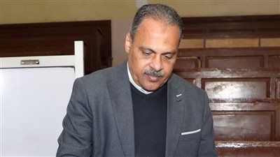 محافظ الشرقية يُدلي بصوته بلجنة مدرسة السادات الإعدادية بنين بالزقازيق