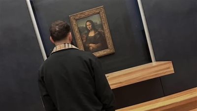 كريم بنزيما يشارك متابعيه لحظات فنية أمام متحف اللوفر في باريس