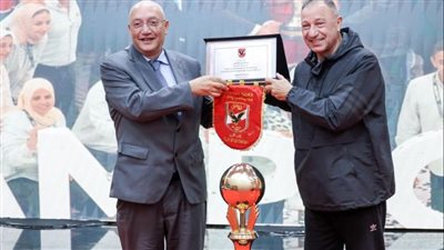 الخطيب يُكرّم رئيس نادي سبورتنج في احتفالية «سيدات سلة الأهلي»