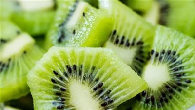 بينها الحليب والشوكولاتة الداكنة.. 9 أغذية تخفض هرمون التوتر ليلاً