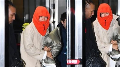 زيندايا تتخفى بقناع نيون لافت أثناء وصولها إلى مطار جون إف كينيدي