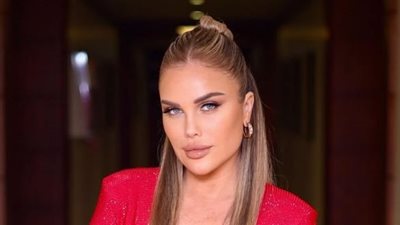 نيكول سابا تطل بالأحمر في حلفة الكريسماس 