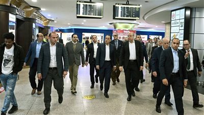 رئيس الوزراء يبدأ جولة تفقدية موسعة بمطار القاهرة الدولي عقب عودته من بيروت