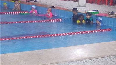 ١٢٠ مستفيد بالسباحة وألعاب اخرى بمركز شباب العامرية 