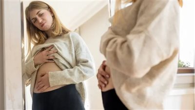 دهون البطن عند النساء.. أسباب خفية لا علاقة لها بالطعام فقط