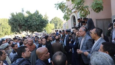 محافظ المنيا يعقد لقاء جماهيرى مع أهالي قرية البرشا بملوي