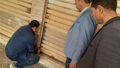 تنفيذ 4 قرارات غلق وتشميع لمحلات مخالفة بالطريق الزراعي السريع في أبوحمص