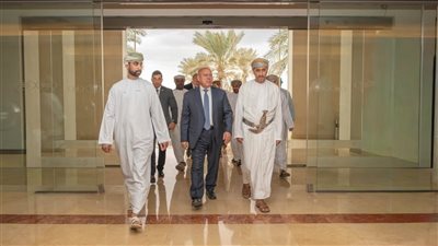 الوزير يزور ميناء صحار والمنطقة الحرة للتعرف على القدرات التصنيعية بالمنطقة 