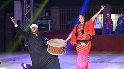 الأغاني الشعبية والعروض الفلكلورية تزين ساحة 