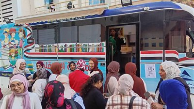 محافظ أسيوط يتفقد مكتبة مصر العامة المتنقلة بجامعة بدر