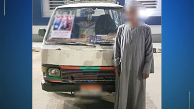 ضبط سائق ميكروباص ملصق بها صورة مرشح لحث الناخبين للتصويت لصالحه بنجع حمادى 