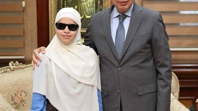 محافظ المنيا يُكرم الطالبة «فاطمة» ابنة مدرسة النور للمكفوفين