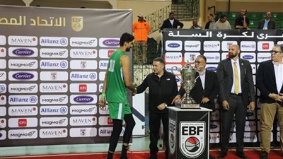 محافظ البحر الأحمر  يسلم كأس السوبر لكرة السلة للنادي الأهلي بالصالة المغطاة في الغردقة