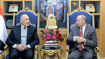 رئيس جامعة المنصورة يبحث تعزيز التعاون  مع رئيس الهيئة العامة لتعليم الكبار  