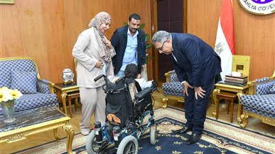 محافظ الدقهلية يحقق رغبة طفل من ذوي الهمم