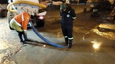 رئيس مياه البحيرة يدير غرفة الطوارئ تزامنًا مع سقوط أمطار غزيرة بالمحافظة