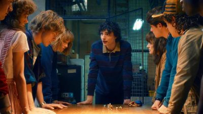 طاقم مسلسل Stranger Things يودع الجمهور بحرارة بنهايته 