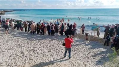 «سباحة في الطقس البارد».. غَطسة رأس السنة تجمع آلاف المشاركين في تونس