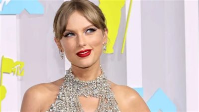 تايلور سويفت تبهر الأنظار بفستان ذهبي في حفل زفاف إيستي هايم