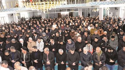 الفلسطينيين يؤدون صلاتى الجمعة والغائب على الشهداء 