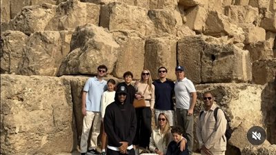 تييري هنري يستمتع بزيارة الأهرامات ويوجه رسالة شكر لمصر