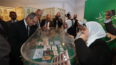 وزير الاتصالات يتفقد معرض هواة الطوابع ويدشن طابعًا تذكاريًا بمرور 160 عامًا على البريد