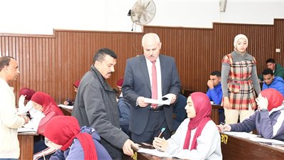 طلاب العلاج الطبيعي بجامعة القناة يؤدون امتحانات الفصل الدراسي الأول 