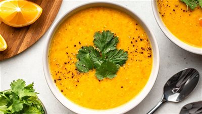 شوربة العدس.. وجبة صحية متكاملة تعزز المناعة وتمنح الدفء