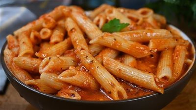 مكرونة بصوص الطماطم والريحان| وجبة غنية بمضادات الأكسدة
