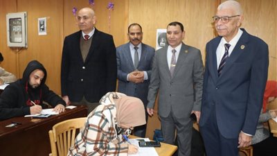 رئيس جامعة المنوفية يتفقد امتحانات كلية العلوم الصحية التطبيقية ويشدد على توفير بيئة امتحانية آمنة ومنضبطة