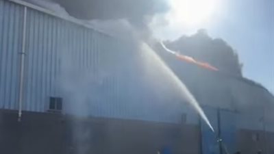 إصابة 3 أشخاص في حريق اندلع داخل مصنع بولي للبلاستيك بـ 6أكتوبر