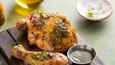 الدجاج المشوي بالتتبيلة الخاصة والتوابل العربية الحارة.. المقادير وطريقة التحضير