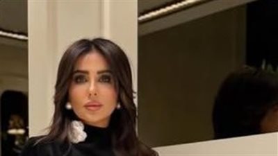 رابعة الزيات أنيقة بالدانتيل