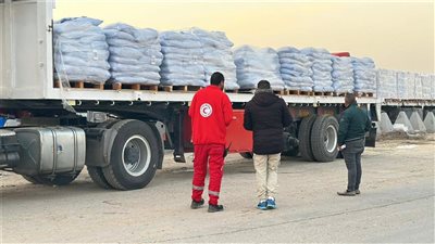  الهلال الأحمر المصري يُطلق قافلة «زاد العزة» 110 بحمولة 5600 طن مواد غذائية وبترولية وشتوية