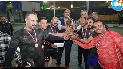 رئيس مياه سوهاج يسلم فريق الشئون التجارية المركزية كأس بطولة كرة القدم