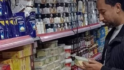 ضبط 923 عبوة مستحضرات تجميل و129 قطعة حلوي منتهية الصلاحية