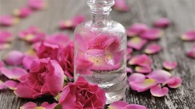 فوائد ماء الورد للبشرة.. يحميك من الشيخوخة والتجاعيد