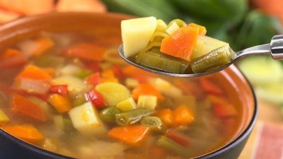 طريقة عمل شوربة الخضار.. غنية بالفيتامينات