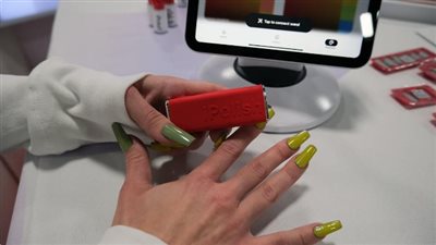 iPolish تطلق أظافر ذكية قابلة لتغيير اللون بالكهرباء