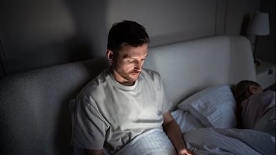 من تناول الطعام الصحي إلى تقليل استخدام الهاتف..طرق الالتزام في العام الجديد