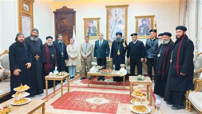 رئيس جامعة أسيوط الجديدة التكنولوجية يزور الأنبا بيسنتي مهنئًا بعيد الميلاد المجيد