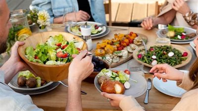 حكم التشارك في الطعام والشراب بإناء واحد  
