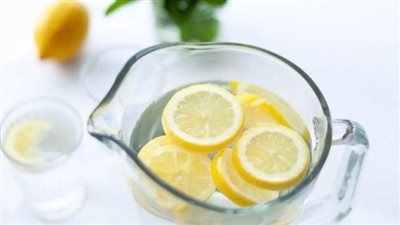 للهضم وترطيب الجسم... ما الوقت الأمثل لشرب ماء الليمون؟