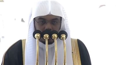 بكاء الشيخ ياسر الدوسري يهز مشاعر المصلين بالحرم (فيديو) 